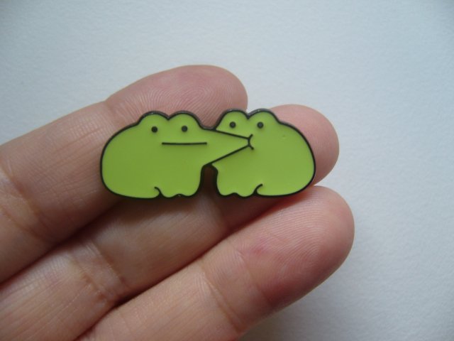 METALOWA EMALIOWANA PIN PRZYPINKA UROCZE ŻABKI