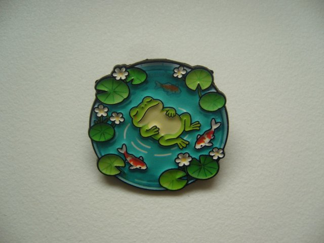 METALOWA EMALIOWANA PIN PRZYPINKA ŻABKA W WODZIE