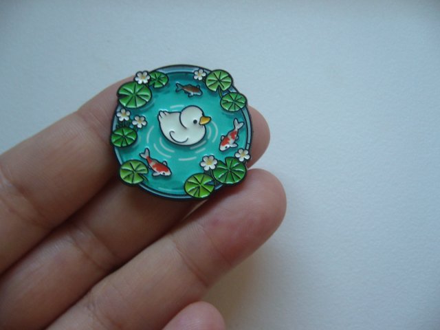 EMALIOWANA PIN PRZYPINKA BROSZKA KACZUSZKA W WODZIE