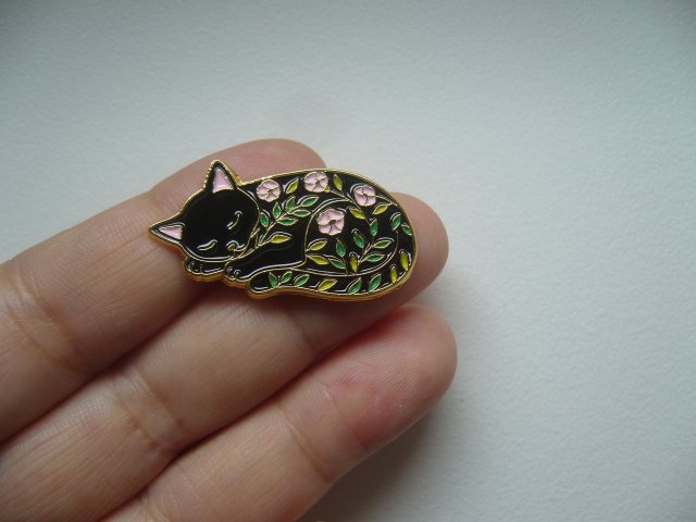 METALOWA EMALIOWANA PIN PRZYPINKA CZARNY KOT KWIATY