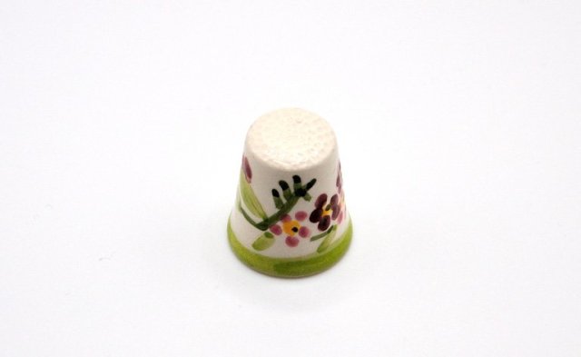 Kolekcjonerski naparstek z porcelany kwiaty malowany ręcznie sygnowany