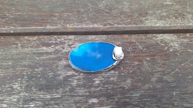 Niebieska z perłą - broszka