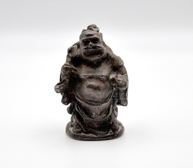 Rzeźba figurka Śmiejący się Budda wędrujący metal wiekowa