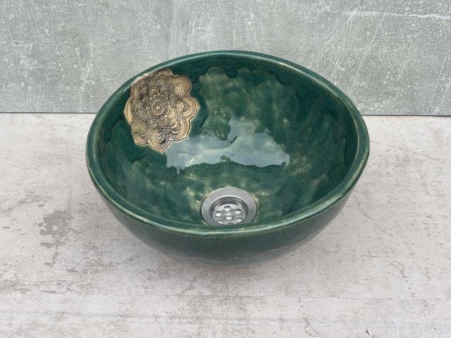 Zielona ceramiczna umywalka handmade z ozdobnym detalem