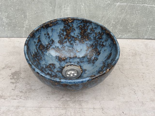 Niebieska ceramiczna umywalka nablatowa – ręcznie szkliwiona, rustykalna misa łazienkowa