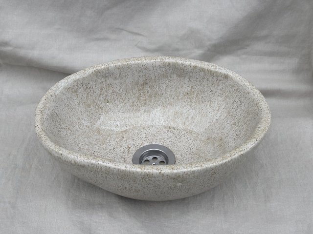Owalna umywalka ceramiczna- beżowa elegancja