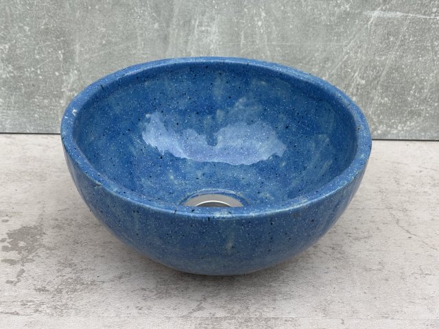 Niebieska ceramiczna umywalka nablatowa – rustykalna miska łazienkowa