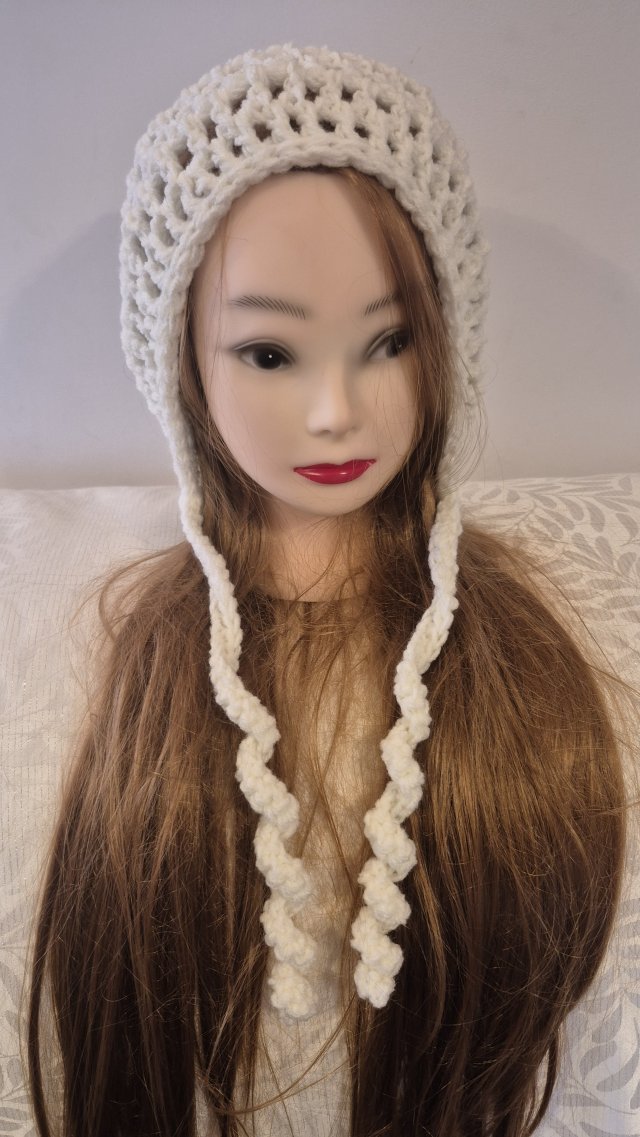 Szydełkowy czepek ażurowy z kręconymi troczkami – ecru / śmietanka