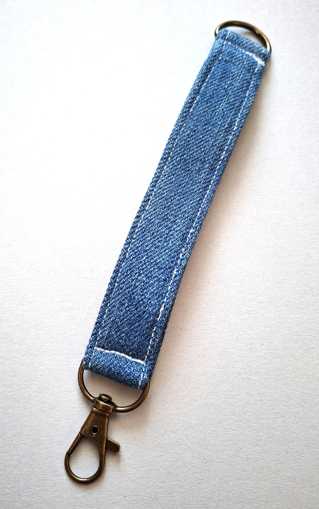 Breloczek zakładany na nadgarstek Jeansowy
