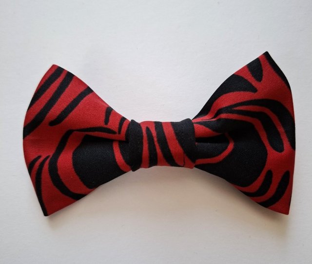 Mucha Kokarda dla Psa lub kota – Czerwień i Tygrysie Pasy