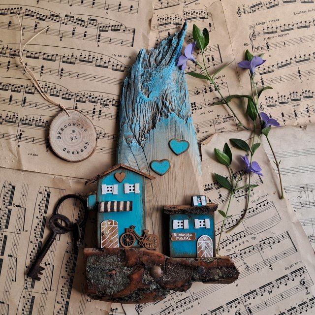 Rustykalny wieszak z turkusowym domkami no 1