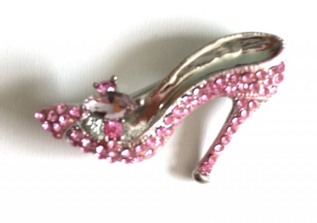 Broszka różowy pantofelek kryształki but szpilki nowa