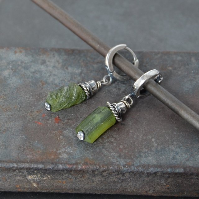 Kolczyki z zielonym szkłem antycznym