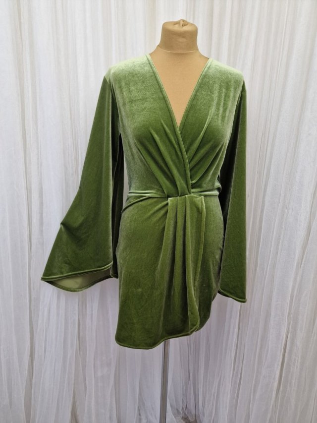 PrettyLittleThing sukienka welurowa zielona szerokie rękawy 38 wesele chrzest