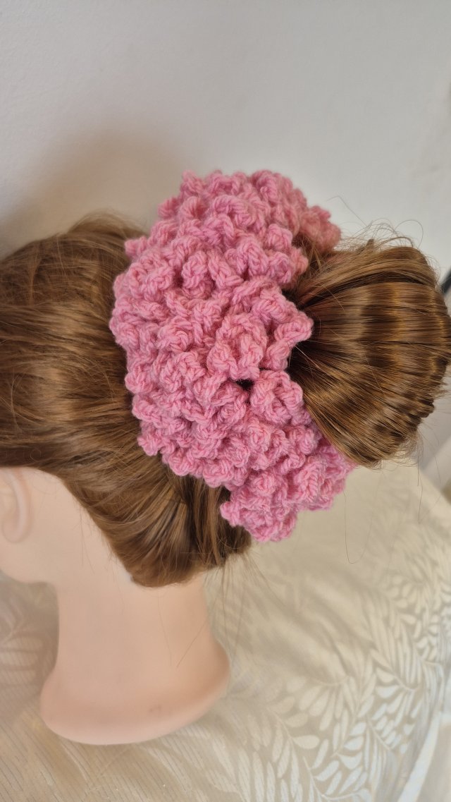 Szydełkowa Frotka do Włosów – Puszysta i Różowa (Handmade)