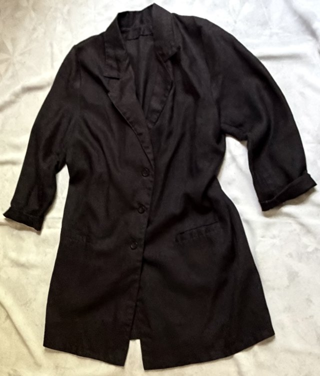 Len z bawełną  długa czarna marynarka zapinana na trzy guziki