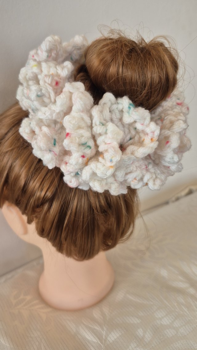Puszysta frotka scrunchie XL – Ręcznie robiona na szydełku | Cream Confetti