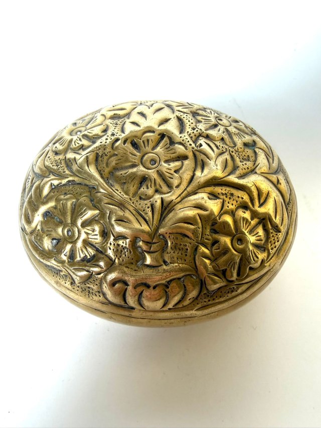 Stare owalne Puzderko Mosiężne motyw Roślinny mosiądz Ręczna Robota bombonierka rustykalny Vintage