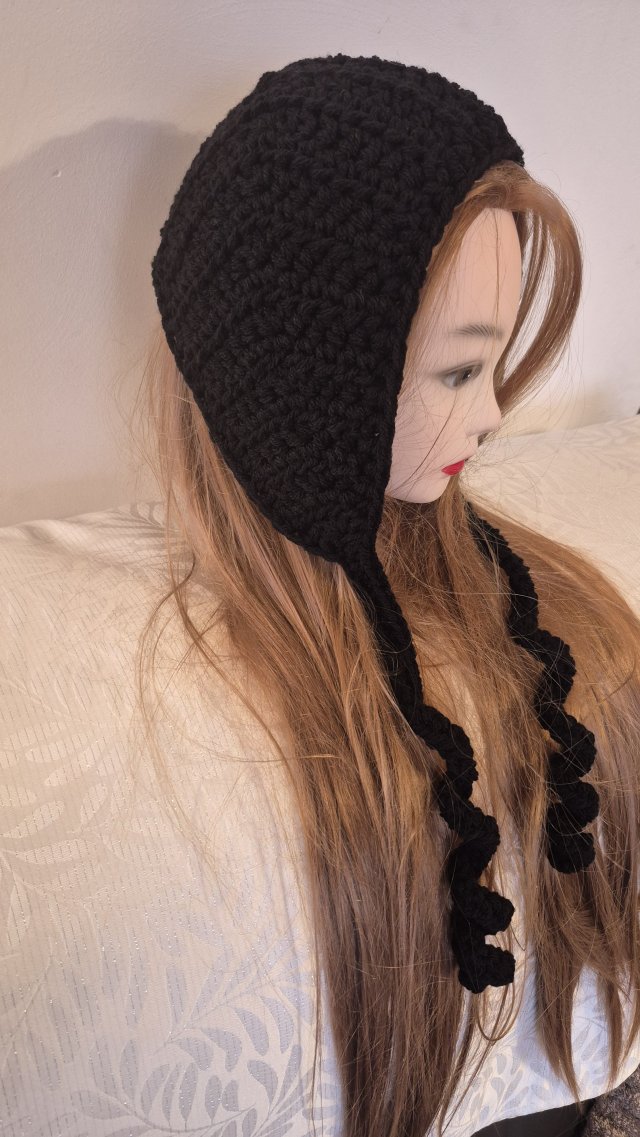 Ręcznie robiony kapturek typu bonnet | Czarny | Crochet Retro Style