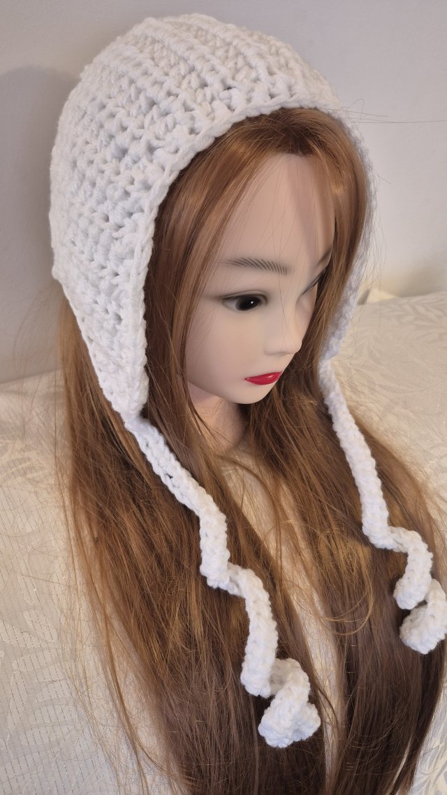 Ręcznie robiony kapturek typu bonnet | Biały | Crochet