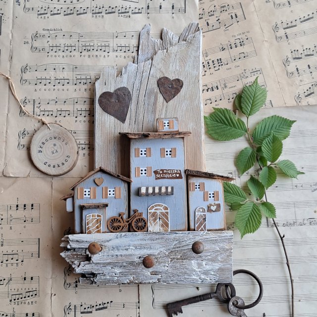 Rustykalny wieszak z szarymi domkami no 1