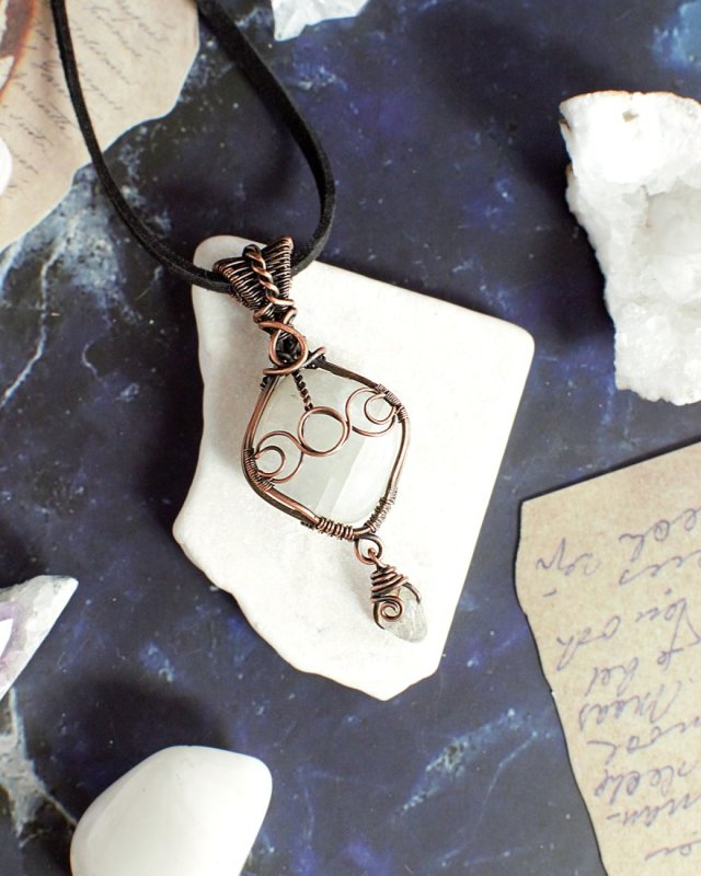 Wisior kamień księżycowy labradoryt potrójna bogini księżyc miedź antyczna