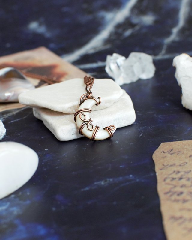 Wisiorek masa perłowa księżyc półksiężyc słowiański miedź antyczna