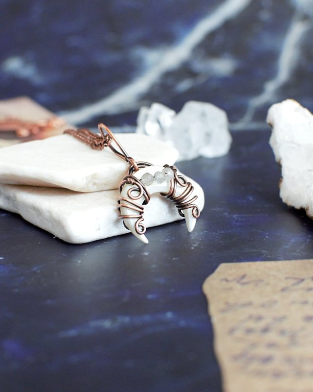 Wisiorek masa perłowa labradoryt księżyc półksiężyc słowiański miedź antyczna