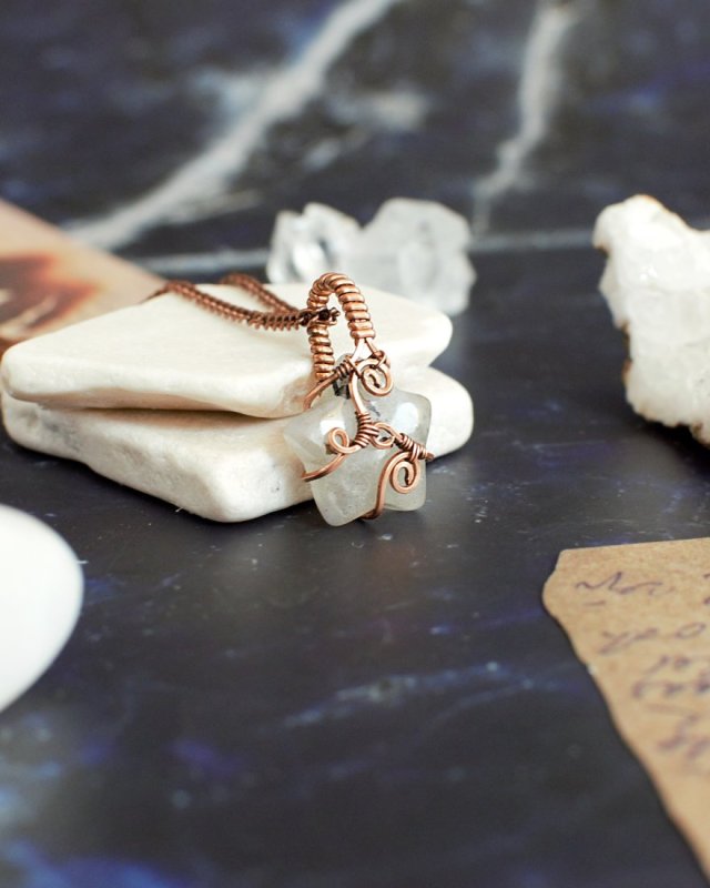 Wisiorek kamień księżycowy z turmalinem gwiazdka miedź antyczna