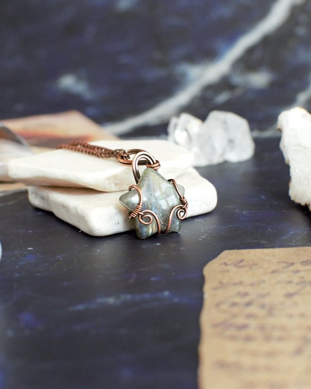 Wisiorek labradoryt gwiazdka miedź antyczna uroczy