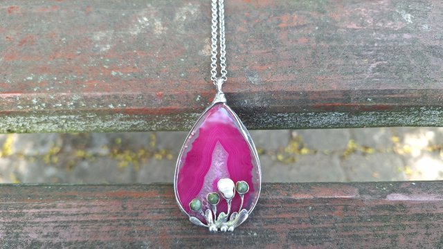 Róże, zielenie i biel - wisiorek