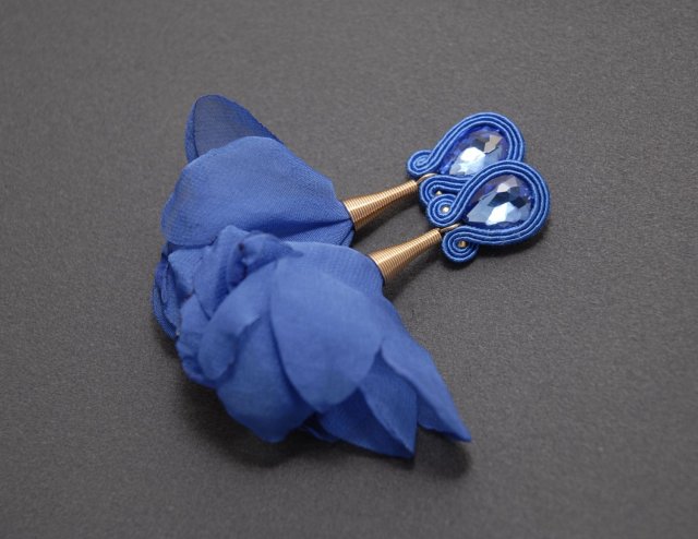 kobaltowe kolczyki sutasz z kwiatkiem