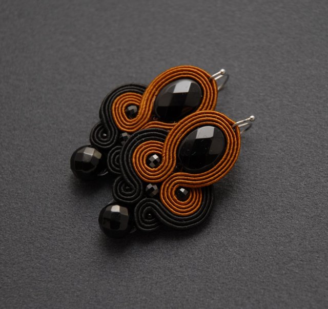 czarno-cynamonowe kolczyki sutasz z onyksami