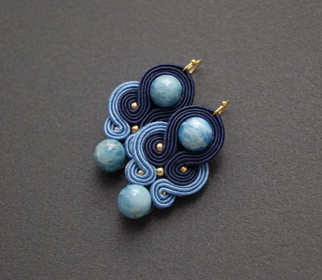 granatowo-niebieskie kolczyki sutasz z apatytami