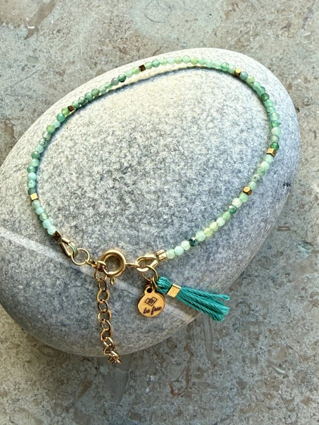 Cichy powrót do siebie — szmaragdowa bransoletka, która przypomina, kim jesteś