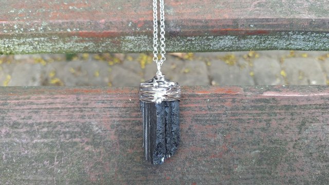 Turmalin jak węgiel - wisiorek