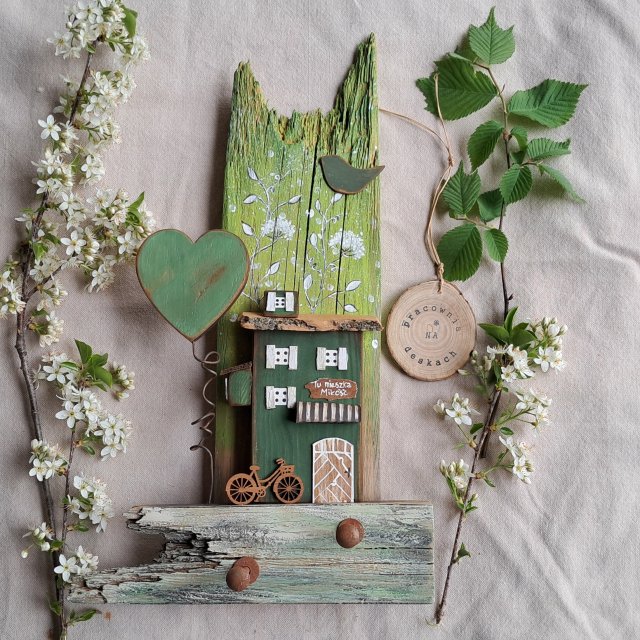 Rustykalny wieszak wśród zieleni z sercem no 1