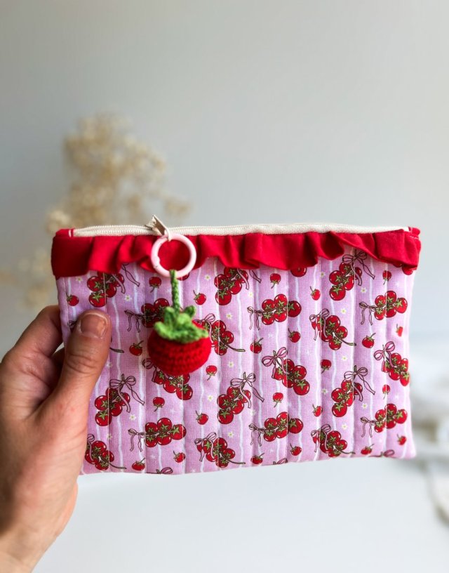 Kosmetyczka z pomidorami i zawieszką
