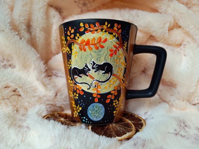 Nocne kocie tajemnice. Kubek ręcznie malowany 300 ml.