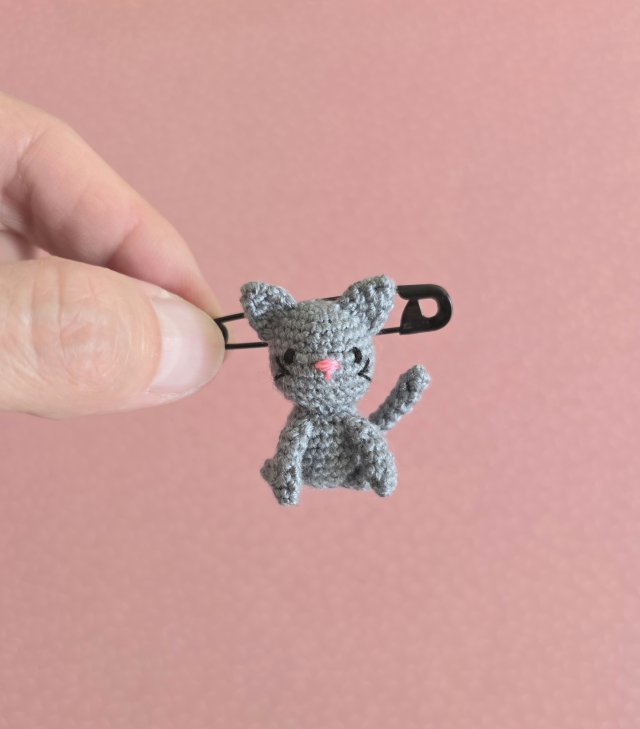 Szary kotek przypinka