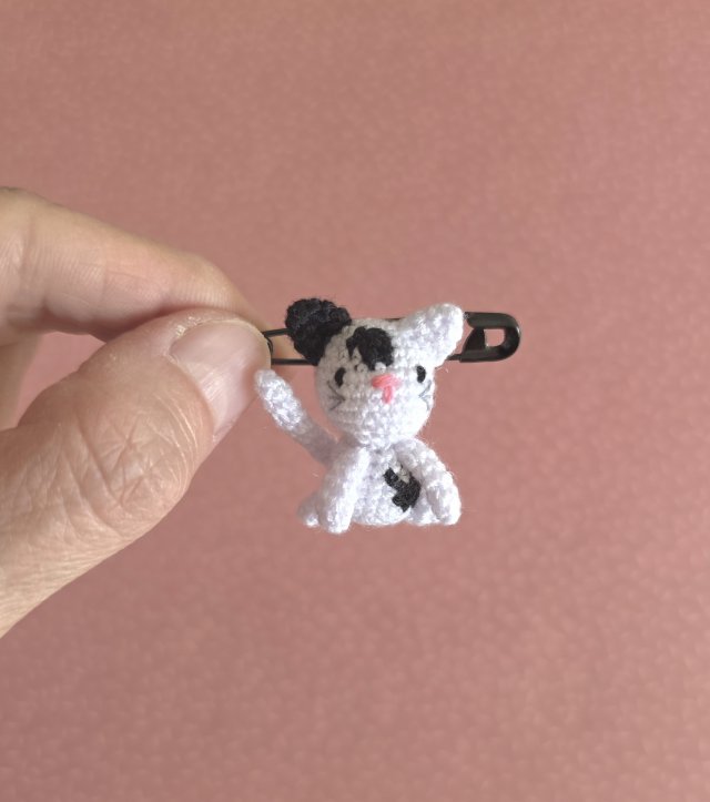 Biało-czarny kotek przypinka