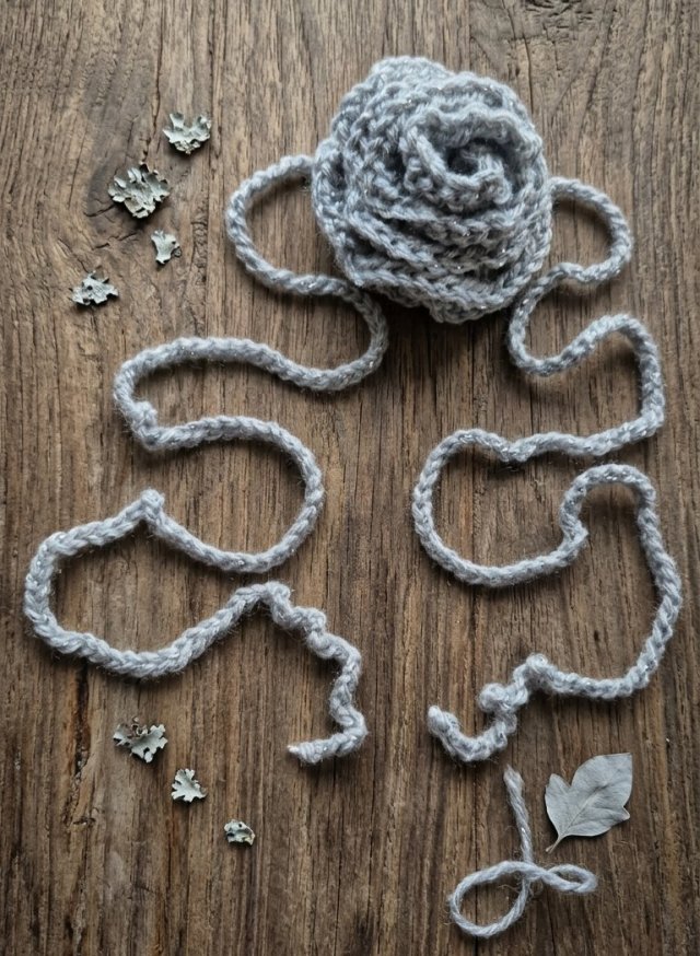 Ręcznie robiona róża 3D z troczkami – Srebrzysty Choker / Ozdoba