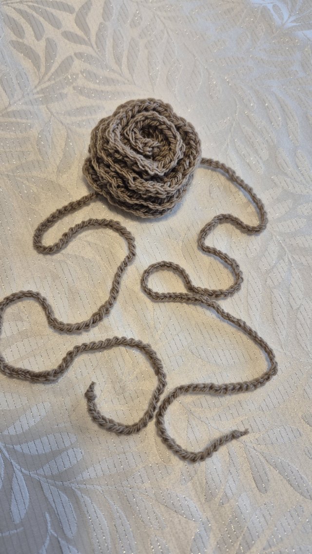 Szydełkowa Róża 3D – Rękodzieło z Akrylu – Kolor Taupe/Beż