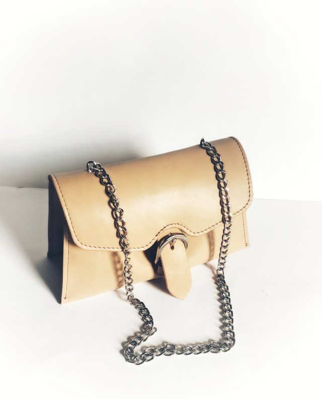 Flora Color Nude na łańcuszku