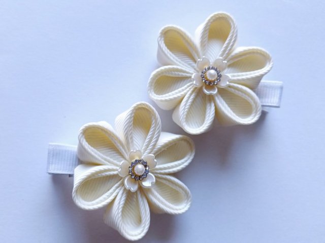 Komplet kremowych spinek