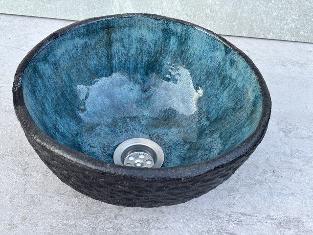 Granatowa umywalka ręcznie wykonana ze zdobieniem