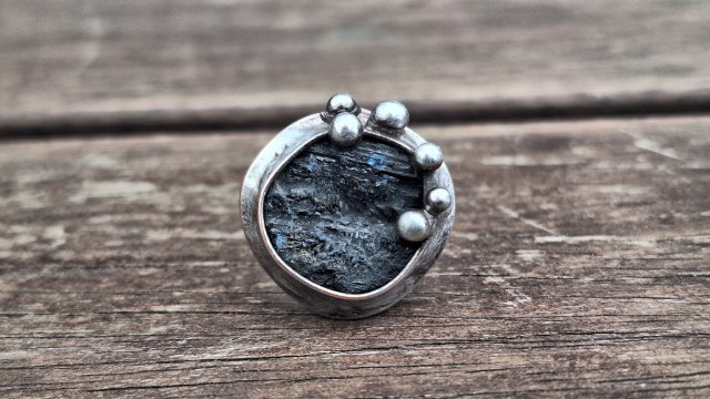 Turmalin jak węgiel- pierścionek regulowany