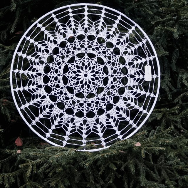 Biała dekoracyjna rozeta boho – ręcznie wykonana dekoracja ścienna