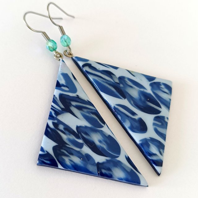 Marmurkowe kolczyki niebieskie trójkąty