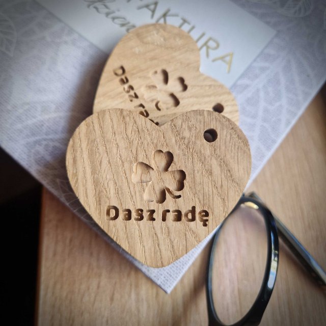 Dębowy brelok serduszko z grawerem napisem dasz radę, czterolistna koniczynka, prezent na szczęście, drobiazg